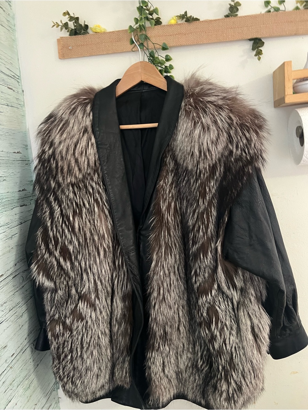 Saga Fox Fur Coat Vintage/ Leather Sleeves/ Canada/ Clean/ Like New - Picture 10 of 14